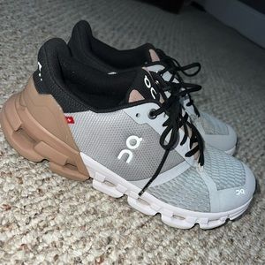 On Cloud Cloud Flyer Tennis Shoes. Barely worn